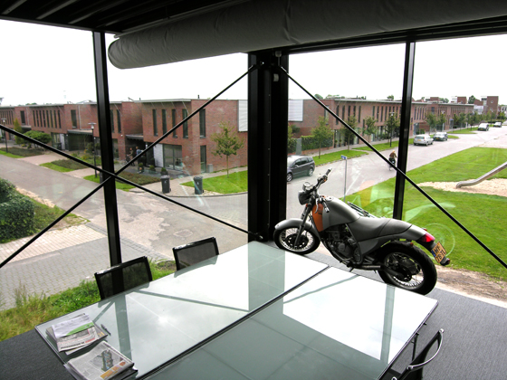 Een stoere combinatie van staal en glas typeert ook de eigen kantoren van Courage Architecten in Apeldoorn.